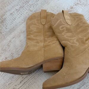 NWOT never worn. Soft suede western boot. Size 7